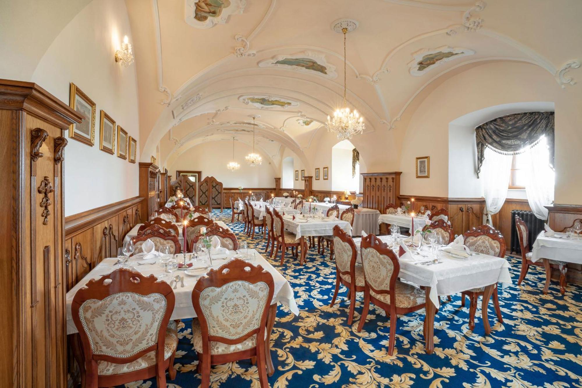 Galicia Nueva, Castle Hotel Лученец Экстерьер фото